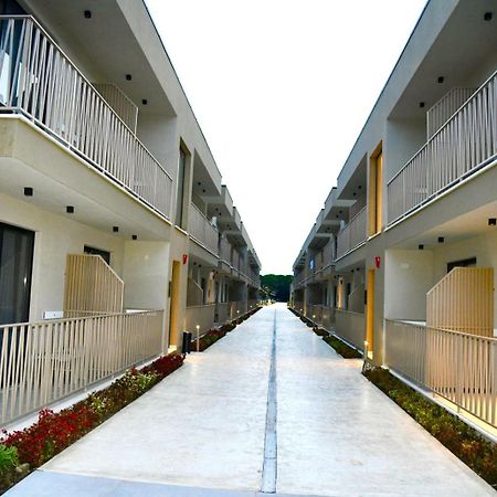 Amber Village Spille Bagian luar foto
